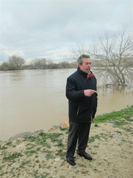 Belloch en la mota del Actur ante la crecida del Ebro