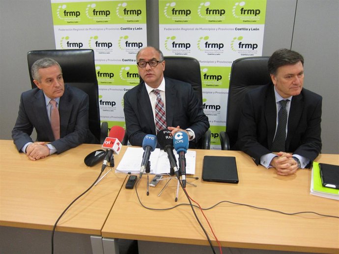 El presidente de la FRMP, en el centro, antes de participar en la Ejecutiva.