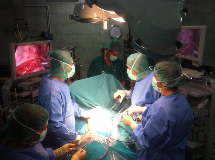 Cirujanos en plena intervención quirúrgica