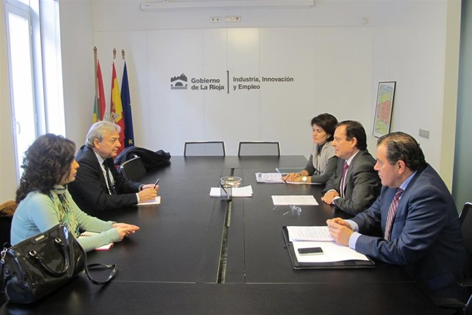 Reunión entre el consejero de Industria y el director territorial del ICEX
