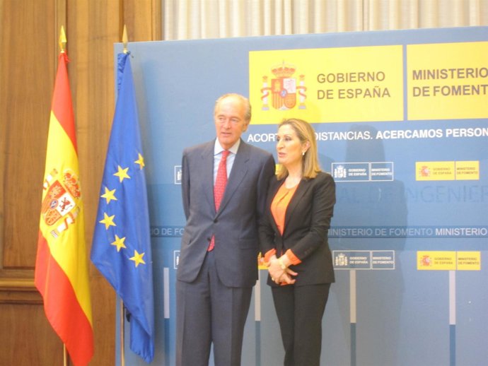La ministra de Fomento, Ana Pastor, y el presidente de Adif, Gonzalo Ferre