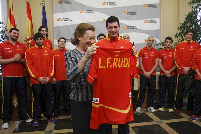 La presidenta recibe una camiseta con su nombre