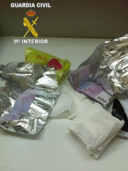 Dinero intervenido en El Prat en compresas