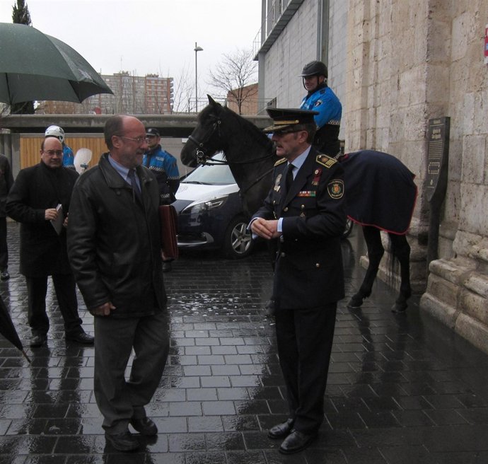 León de la Riva saluda al Superintendente de la Policía Municipal