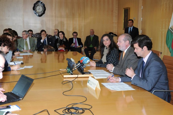 Granada Santos, Villalobos y Rus con los empresarios del turismo al fondo.