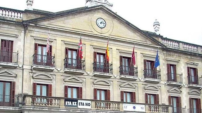 Fachada del Ayuntamiento de Vitoria.