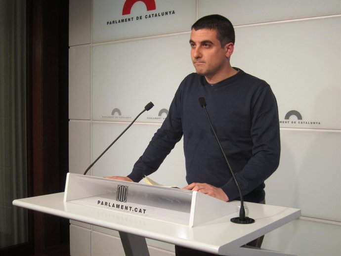 El diputado de la CUP Quim Arrufat en rueda de prensa en el Parlament