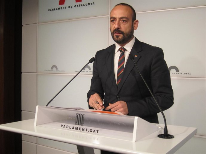 El portavoz de C's Jordi Cañas en rueda de prensa en el Parlament