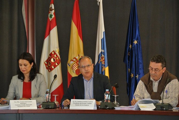 Curbelo (c), durante la comisión