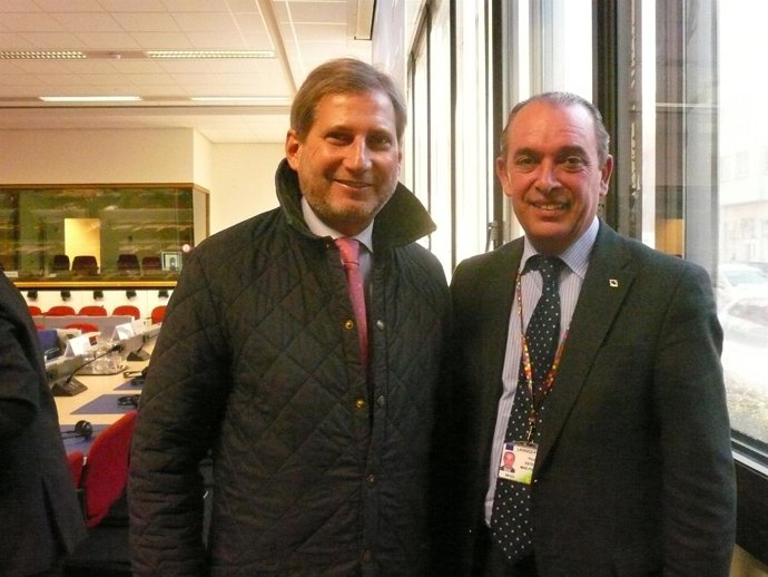 Esteban Mas junto a Johannes Hahn