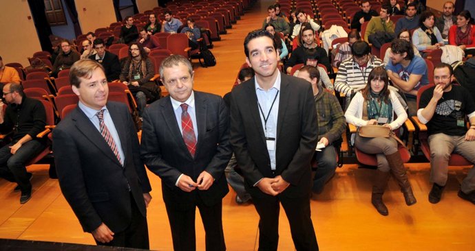 Fuentes (centro) en la inauguración