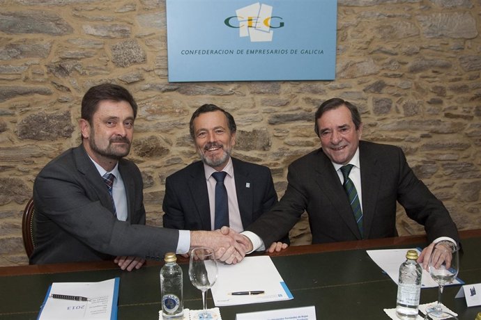 El conselleiro de Medio Ambiente en la firma del convenio 