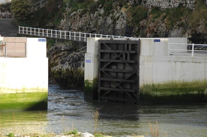 Compuerta del Puerto de Llanes.