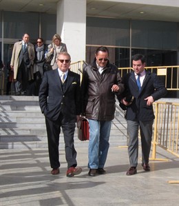 Muñoz y Pantoja saliendo de la Ciudad de la Justicia de Málaga