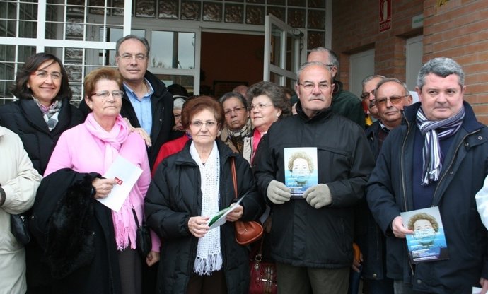 Aguilar, Durán y Ruiz con un grupo de mayores