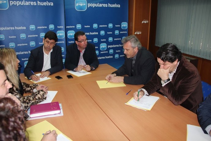 Dirigentes del PP de Huelva con los abogados de oficio. 