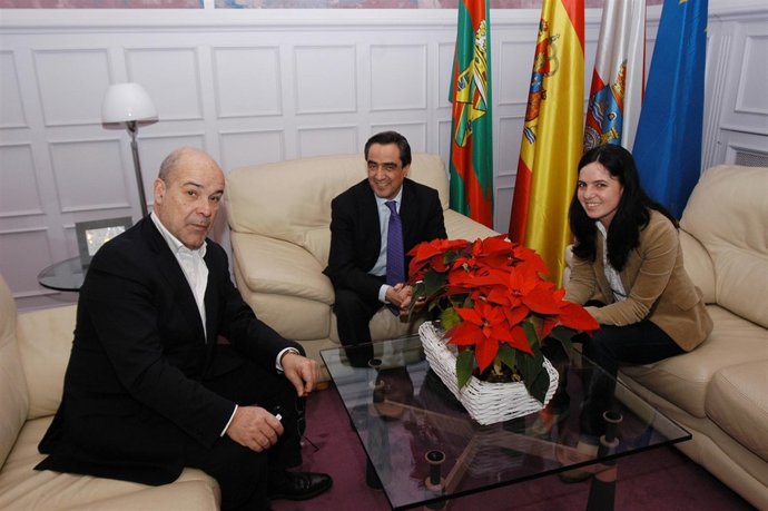 Antonio Resines con el alcalde de Torrelavega