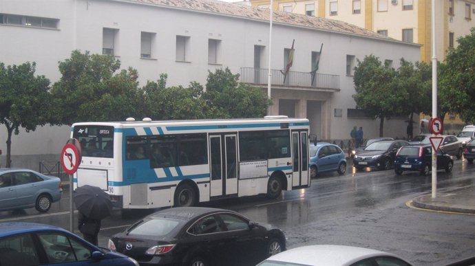 Un autobús de Emtusa por las calles de Huelva. 
