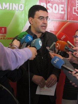El vicesecretario general del PSOE-A, Mario Jiménez, ante los medios. 