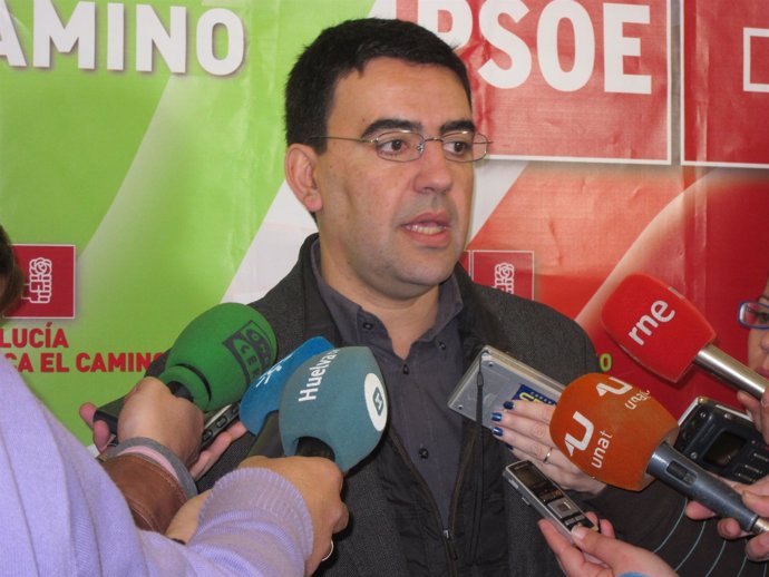 El vicesecretario general del  PSOE-A, Mario Jiménez,  ante los medios. 