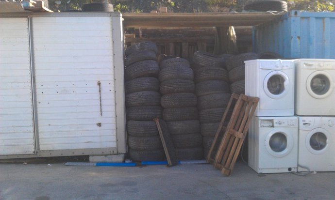 Neumáticos de vehículos de origen desconocido en un desguace de Ceuta