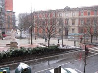 La nieve cae sobre Pamplona, que a primera hora de la mañana presenta "normalidad"