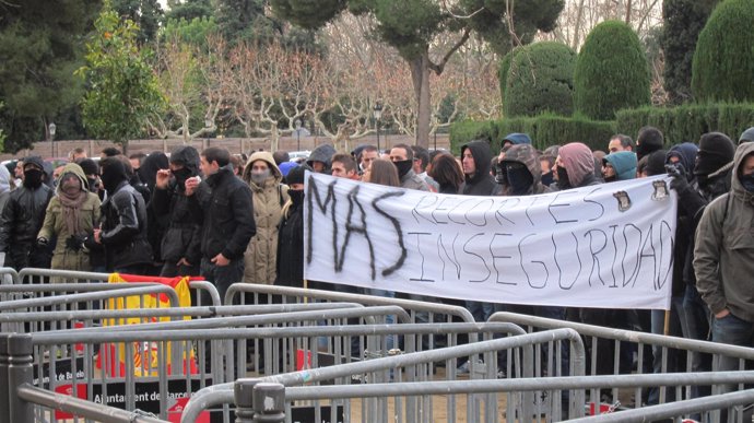 Manifestación de agentes de los Mossos frente al Parlament