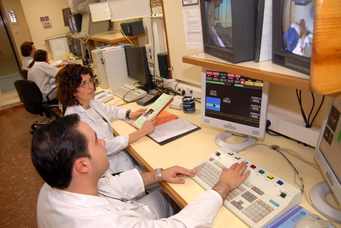 En la imagen, médicos controlan una sesión de radioterapia oncológica