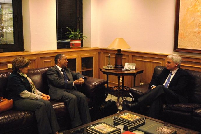 Pérez (d), en la reunión con representantes de Cabo Verde