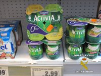 Retiran más de 200 productos caducados y expuestos para su venta en un supermercado de Matalascañas