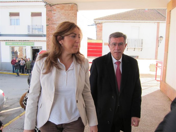 La consejera junto al alcalde de Adamuz