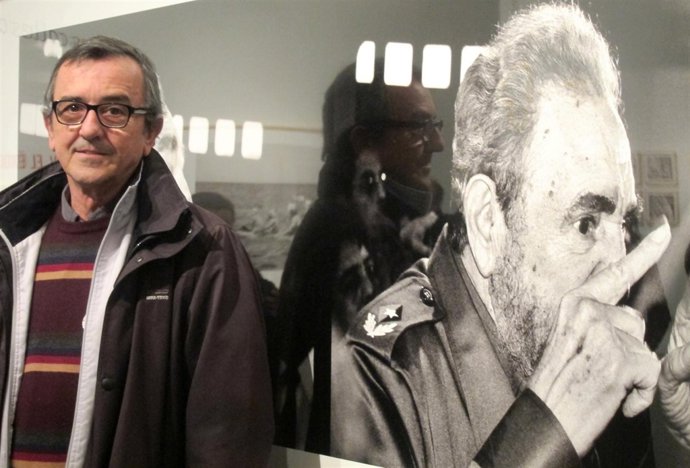 El fotógrafo 'El Flaco'' ante una de sus obras 