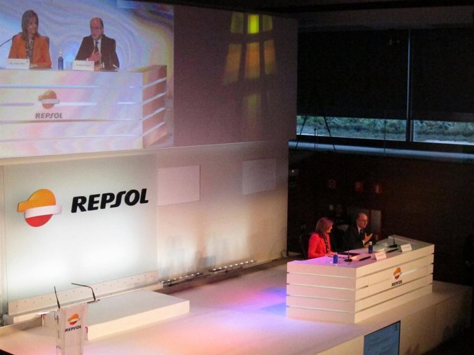 La ministra de Empleo, Fátima Báñez, y el presidente de Repsol, Antoni Brufau