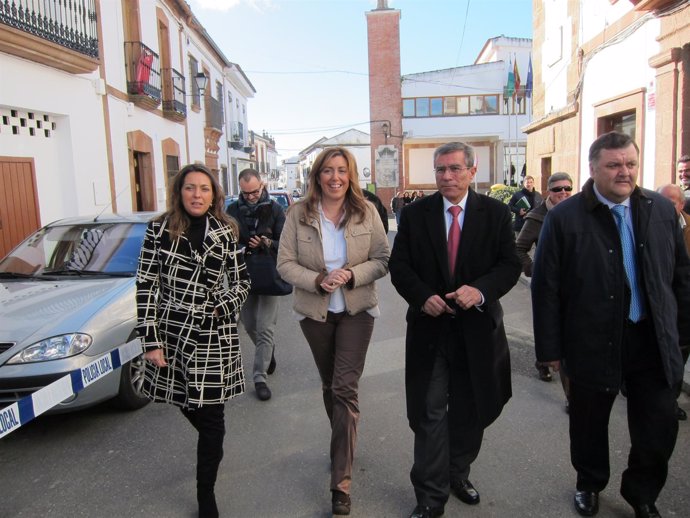 Díaz camina entre la delegada del Gobierno andaluz y el alcalde de Adamuz