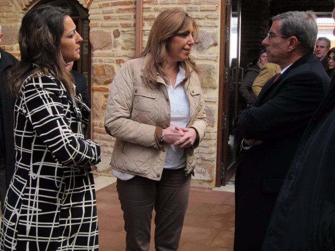 Díaz habla con el alcalde de Adamuz ante la delegada del Gobierno andaluz