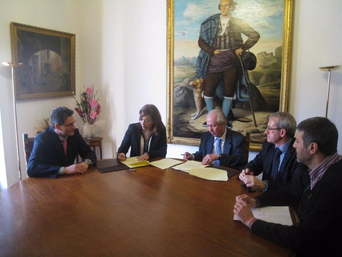Bono y Alós en la firma de los convenios en Huesca