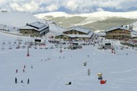 La estación de Sierra Nevada abre 30 kilómetros de pistas y alerta del riesgo de avalancha