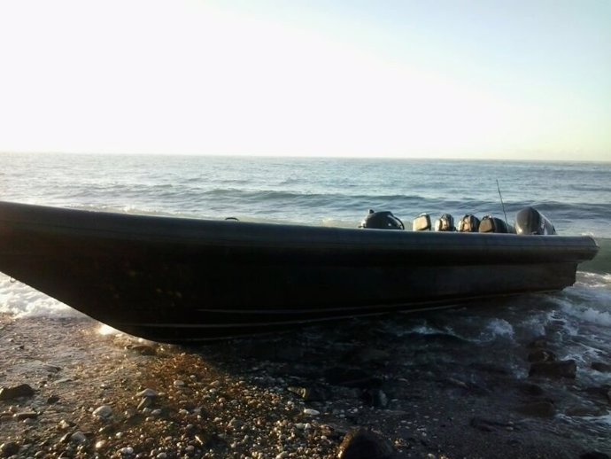 Embarcación semirrígida varada en la costa de Almuñécar