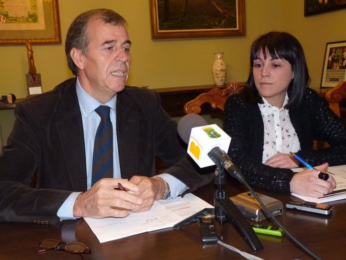 El alcalde y la concejal presentando los presupuestos de Barbastro para 2013