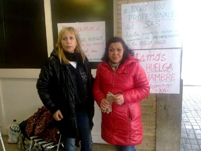 En la imagen, las dos auxiliares de  enfermería