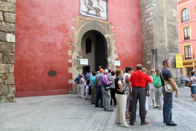 Turistas recorriendo Sevilla