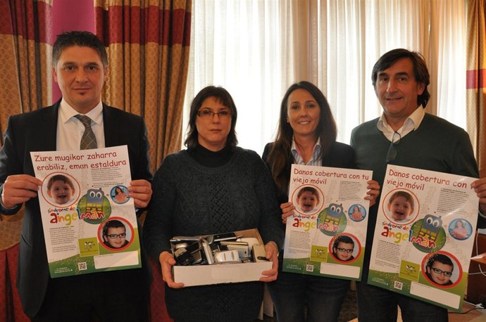 Entrega de móviles a la asociación Síndrome de Angelman