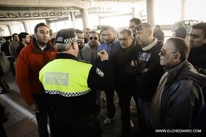 Los taxistas discuten con un agente en el Aeropuerto alicantino de El Altet