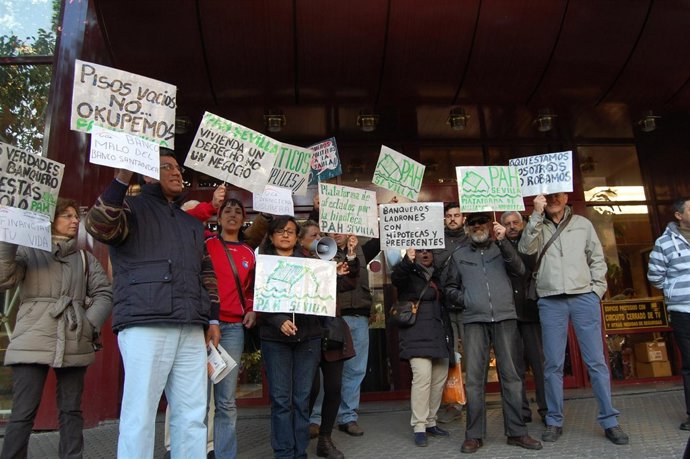 Concentración del 15M a las puertas del edificio Viapol.