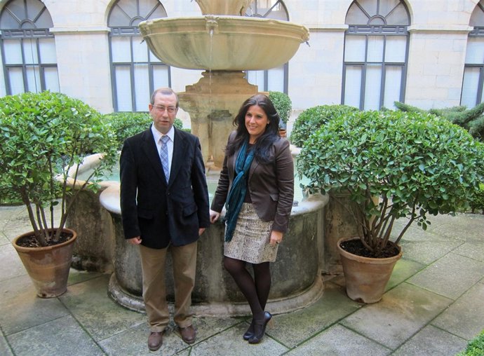 Juan Antonio Sáez y Ángeles Férriz, antes de explicar la oferta de Jaén en Fitur