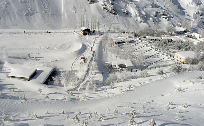 Sierra Nevada alcanza los tres metros de espesor tras la última nevada