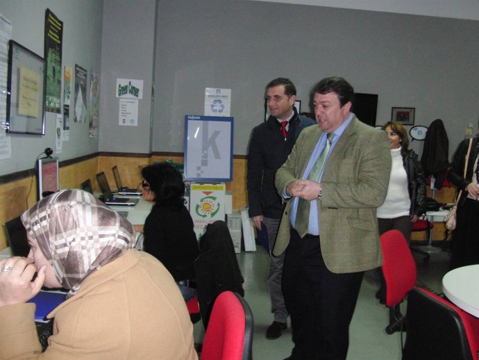 Eduardo Muñoz visita un centro Guadalinfo en Moguer. 