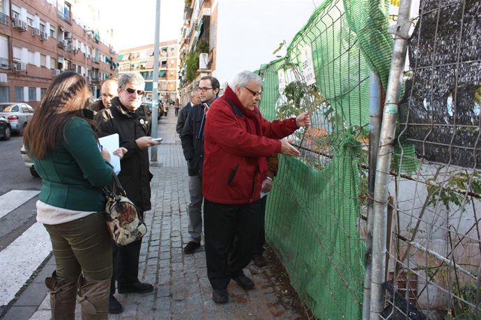 Aumente y varios vecinos junto a uno de los solares