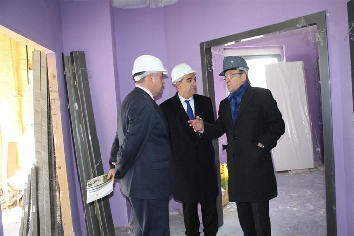 El alcalde de Huelva visita las obras de la Clínica Costa de la Luz. 