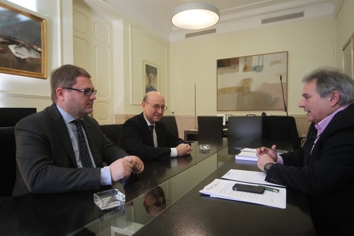 Luis Martí y Miguel Ángel Fernández Torán conversan con Alfonso Rus.